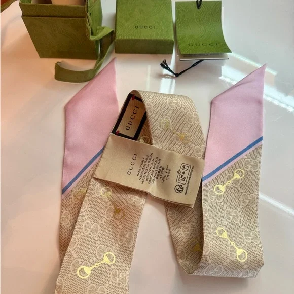 ✨ NWT Authentic Gucci Pink and Beige Silk Horsebity Scarf ✨ - Picture 1 of 8